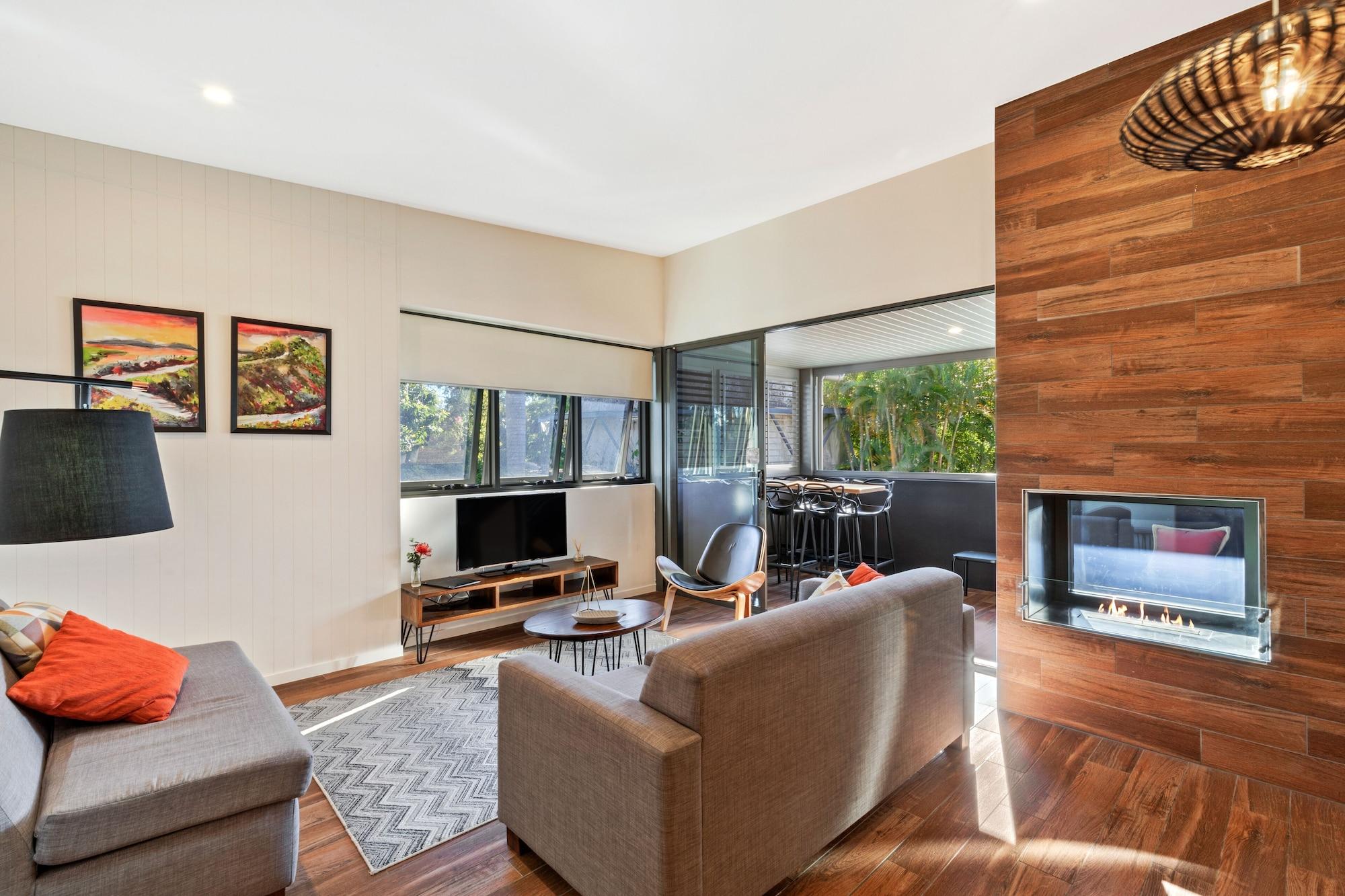 Altitude On Монтвилл Экстерьер фото A living room with a fireplace