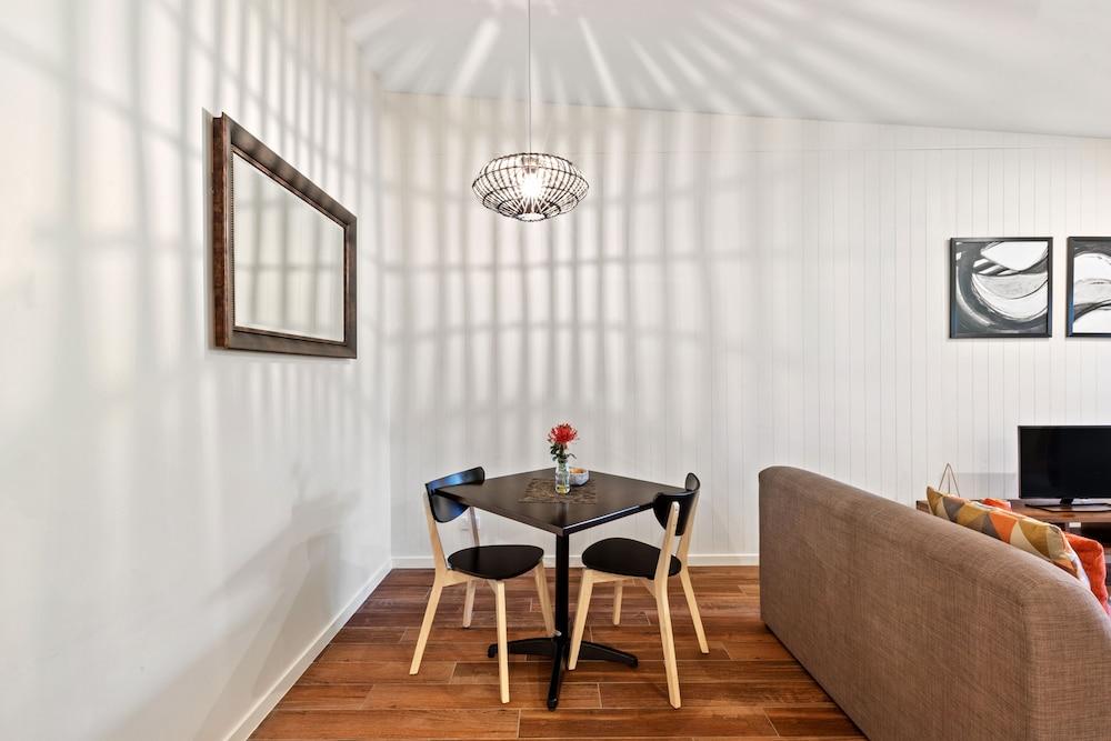 Altitude On Монтвилл Экстерьер фото A dining room