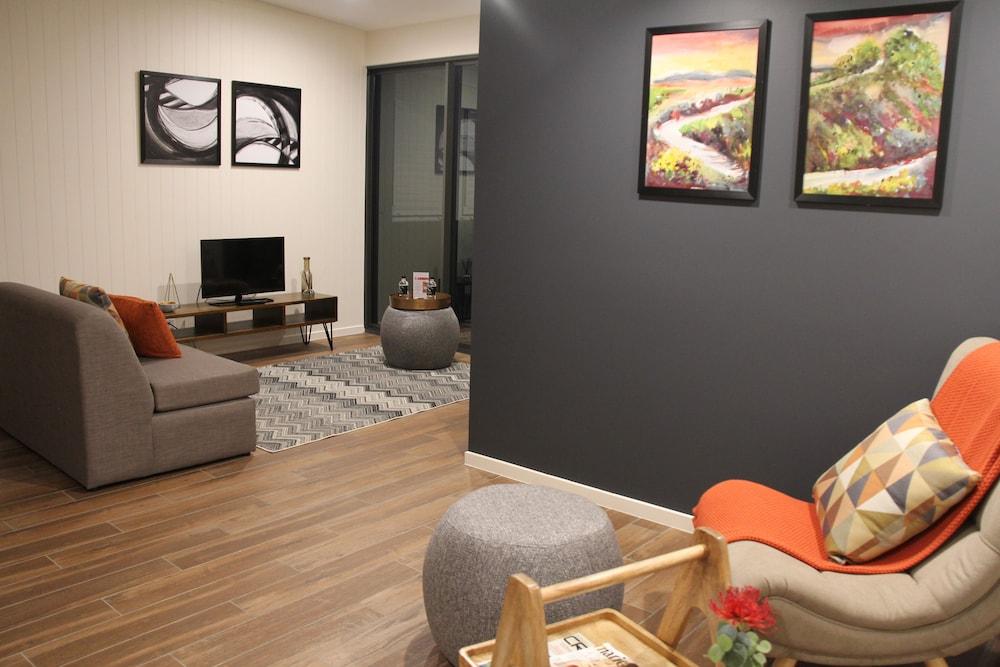 Altitude On Монтвилл Экстерьер фото A staged living room