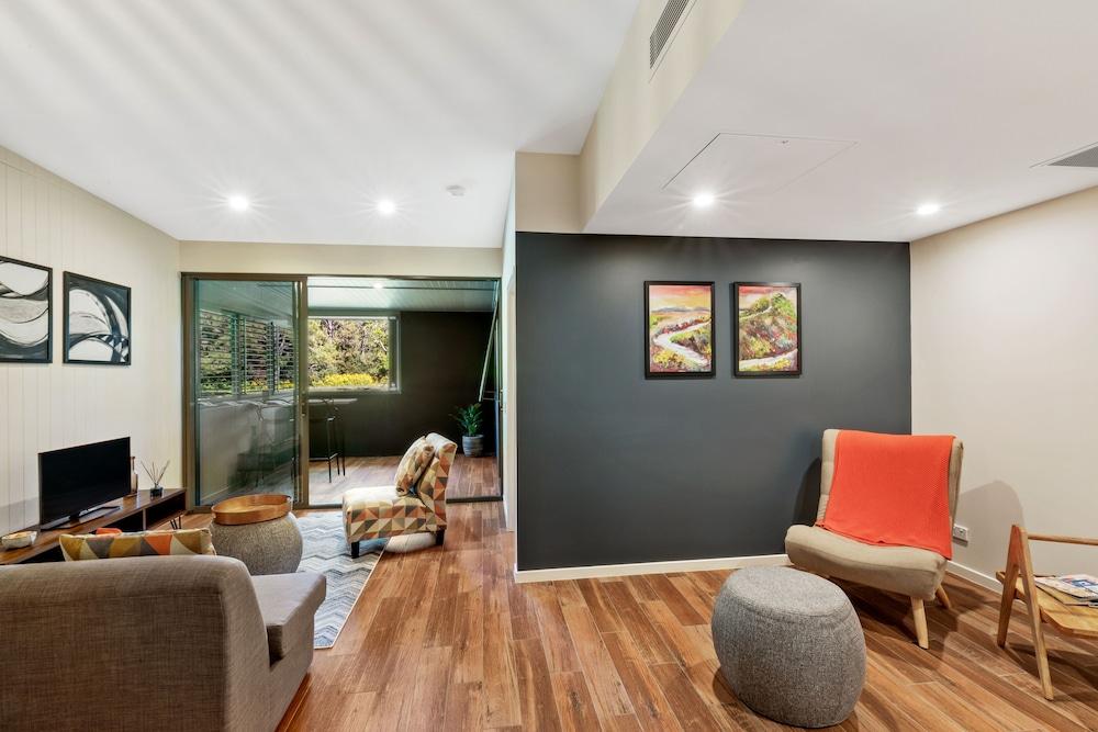 Altitude On Монтвилл Экстерьер фото A living room with a sliding door