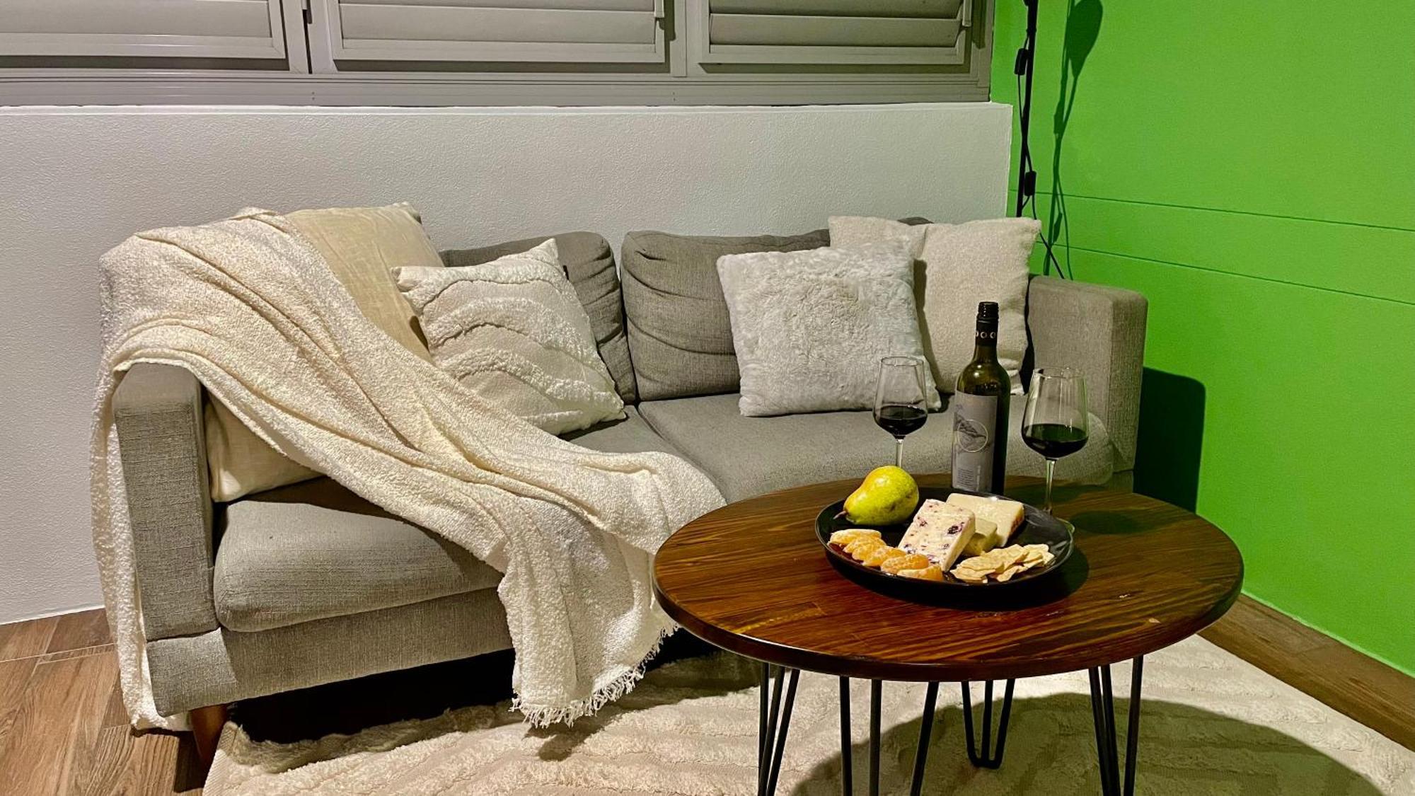 Altitude On Монтвилл Номер фото A throw on a sofa