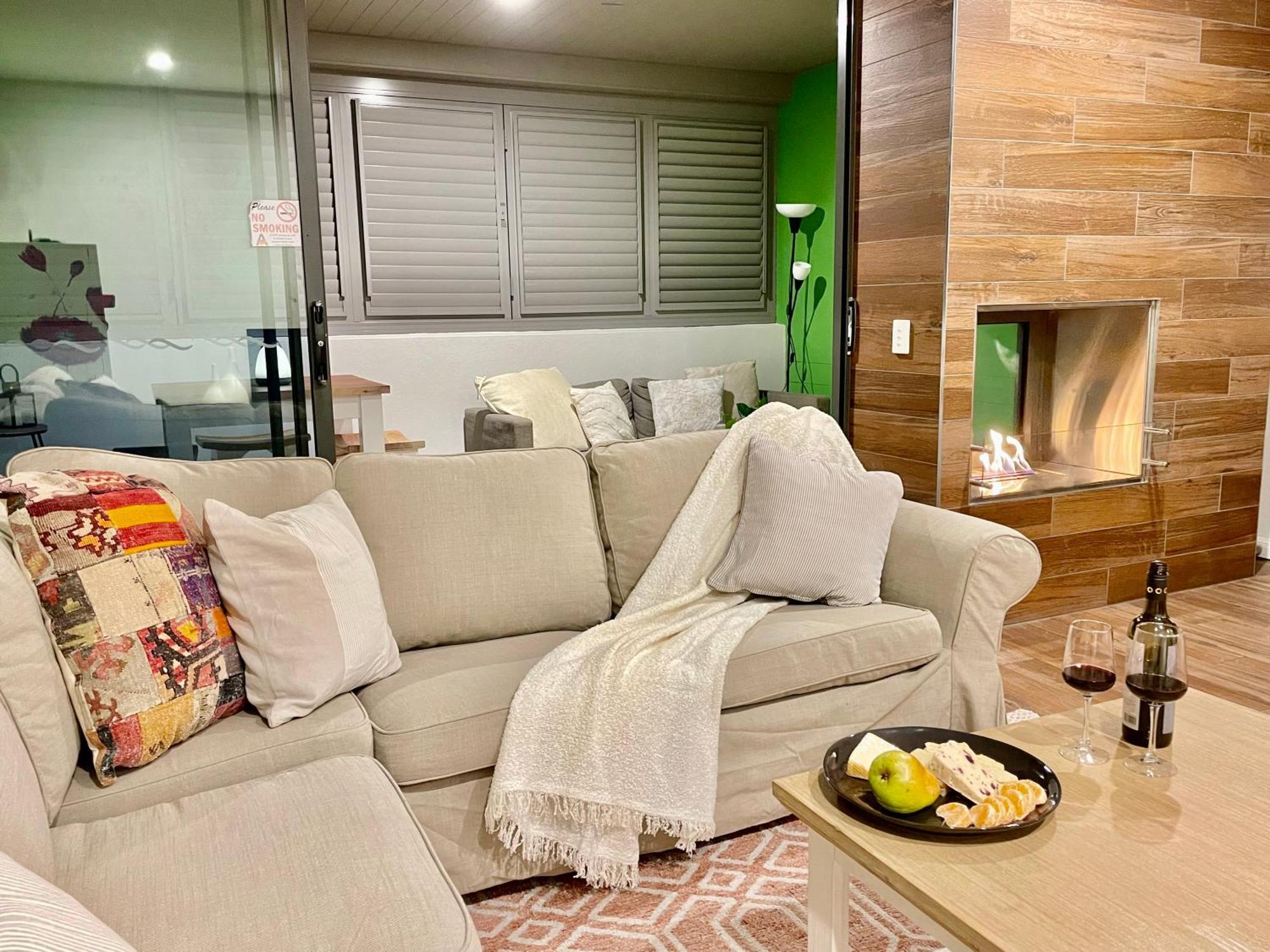 Altitude On Монтвилл Номер фото A living room with a fireplace