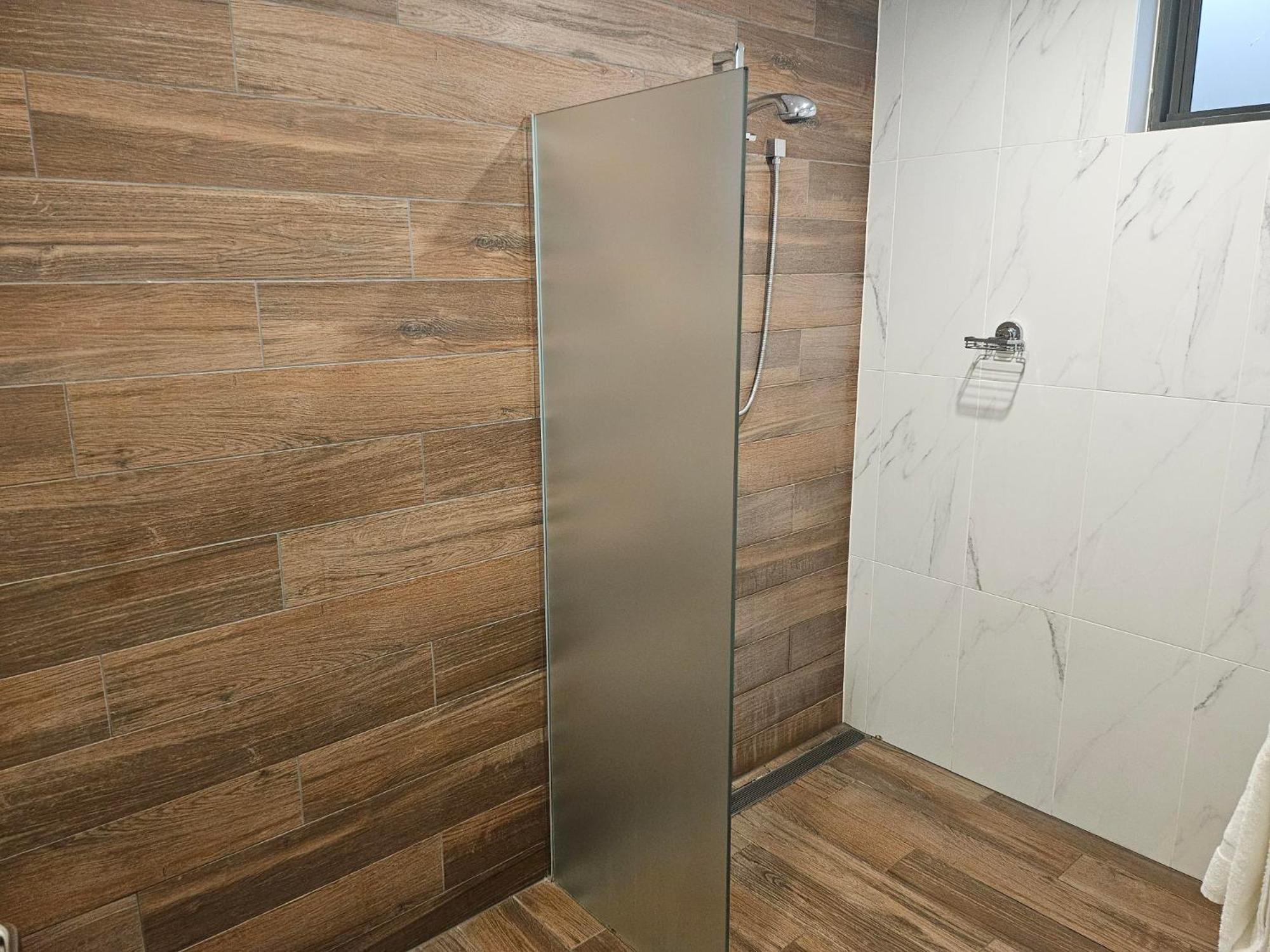Altitude On Монтвилл Экстерьер фото A shower with a fixed shower head