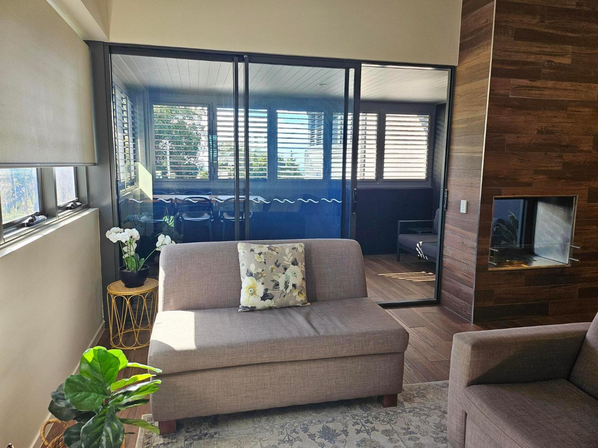 Altitude On Монтвилл Номер фото A living room with a sofa
